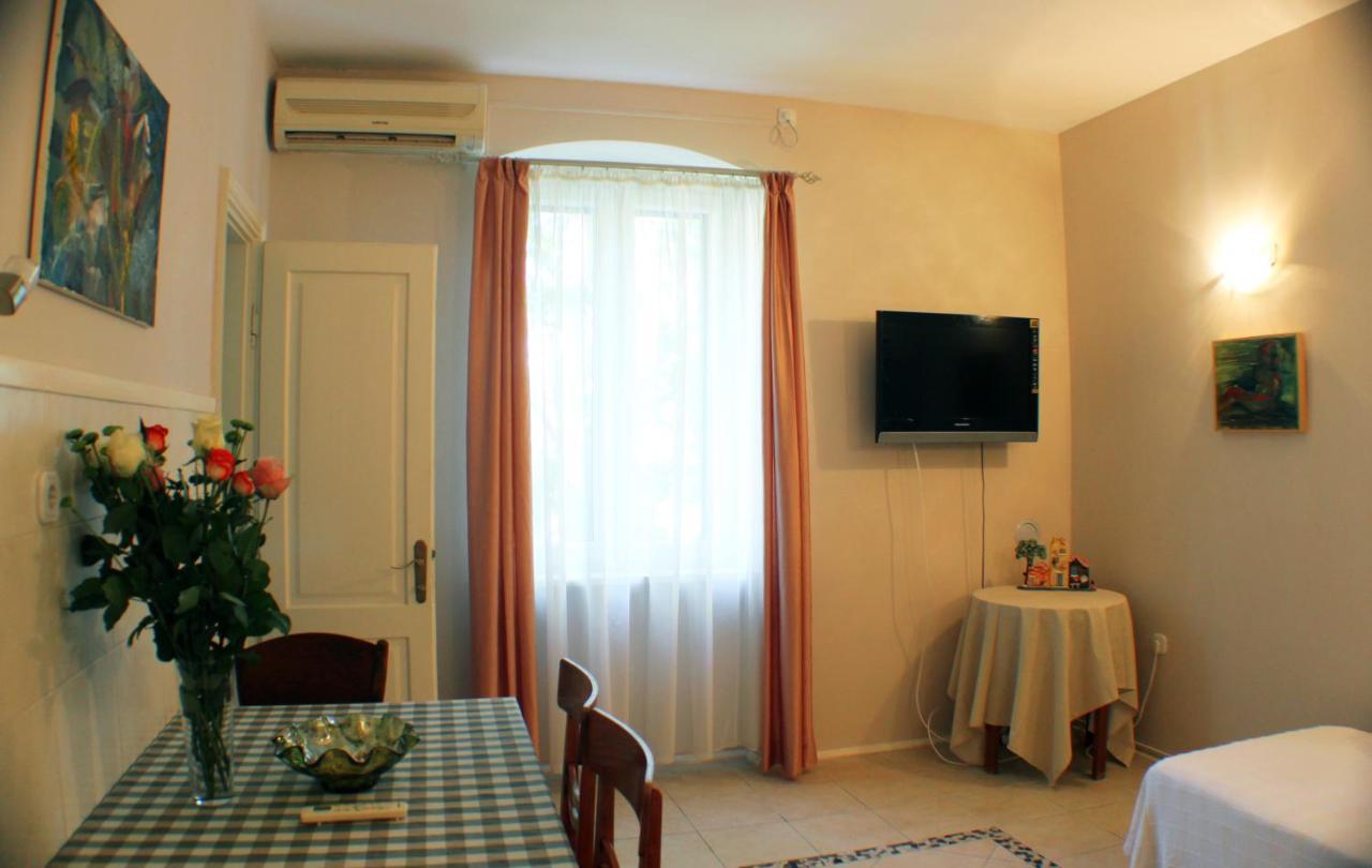 Adagio Theatre Apartment Split Exterior photo