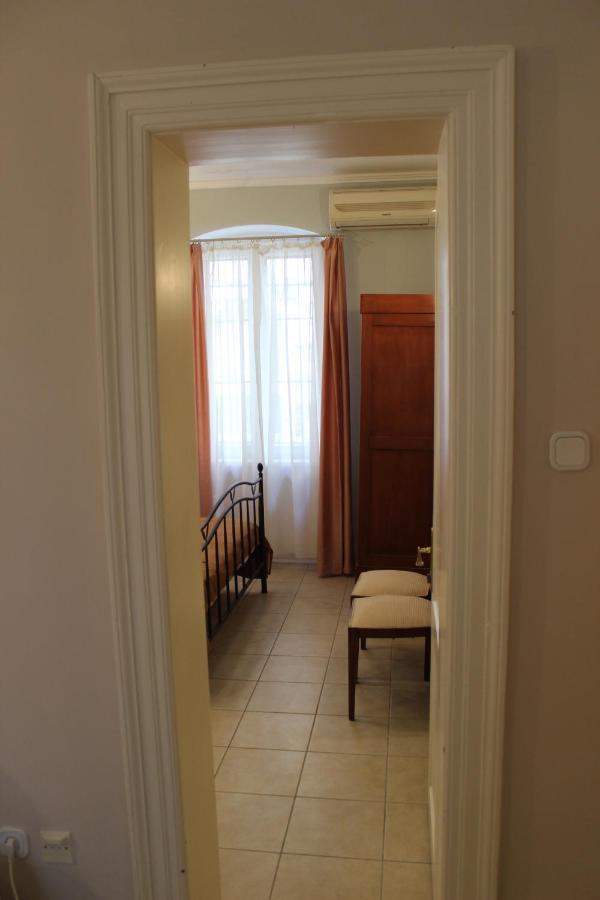 Adagio Theatre Apartment Split Exterior photo
