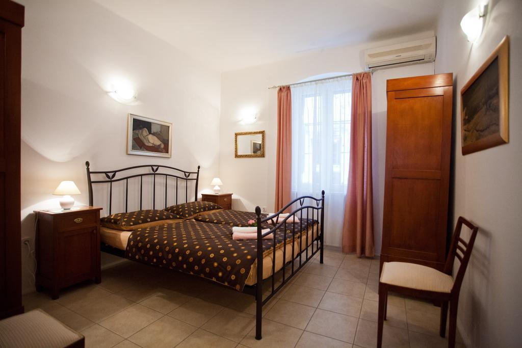 Adagio Theatre Apartment Split Room photo